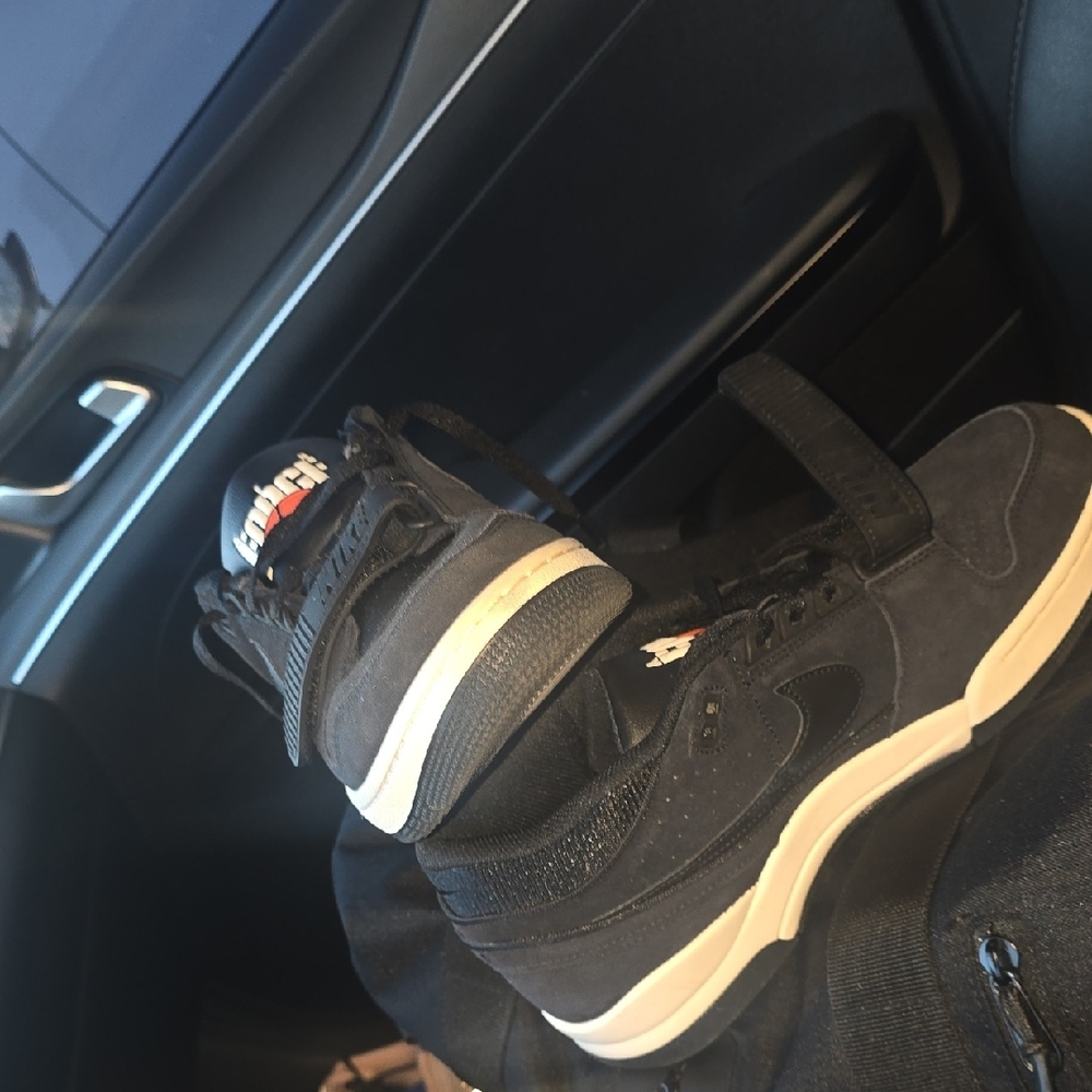 Nike Men's Black and Cream Sneakers - Picture 10 of 10